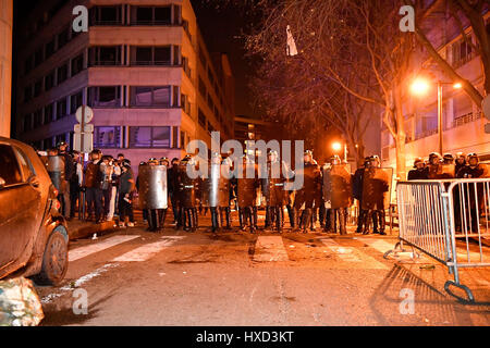 Paris, Frankreich. 27. März 2017. Polizei Wache vor einer Polizeistation in Paris, Frankreich, 27. März 2017. Etwa 100 Menschen von der chinesischen Gemeinschaft Demonstration eine Montag Abend vor einer Polizeistation im 19. Arrondissement von Paris, um protest gegen Polizei Tötung eines chinesischen Staatsangehörigen in einem Konflikt Sonntagabend. Bildnachweis: Chen Yichen/Xinhua/Alamy Live-Nachrichten Stockfoto