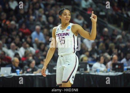 Bridgeport, CT, USA. 27. März 2017. Gabby Williams (15) aus Uconn Huskies spaltet Gesten während der NCAA Regional Finals gegen die Oregon Ducks im Webster Bank Arena in Bridgeport, CT. Gregory Vasil/CSM/Alamy Live News Stockfoto