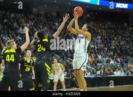 Bridgeport, CT, USA. 27. März 2017. Napheesa Collier (24) der Uconn Huskies schießt während der NCAA Regional Finals gegen die Oregon Ducks im Webster Bank Arena in Bridgeport, CT. Gregory Vasil/CSM/Alamy Live News Stockfoto