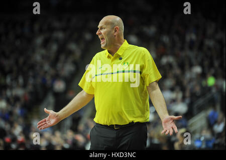 Bridgeport, CT, USA. 27. März 2017. Head Coach Kelly Graves von Oregon Ducks reagiert während der NCAA Regional Finals gegen die Uconn Huskies in der Webster Bank Arena in Bridgeport, CT. Gregory Vasil/CSM/Alamy Live News Stockfoto