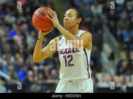 Bridgeport, CT, USA. 27. März 2017. Saniya Chong (12) der Uconn Huskies sieht während der NCAA Regional Finals gegen die Oregon Ducks auf die Webster Bank Arena in Bridgeport, CT. Gregory Vasil/CSM/Alamy Live News zu schießen Stockfoto