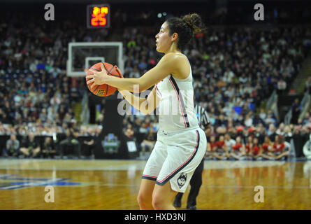 Bridgeport, CT, USA. 27. März 2017. Kia-Krankenschwester (11) der Uconn Huskies sieht während der NCAA Regional Finals gegen die Oregon Ducks auf die Webster Bank Arena in Bridgeport, CT. Gregory Vasil/CSM/Alamy Live News zu schießen Stockfoto