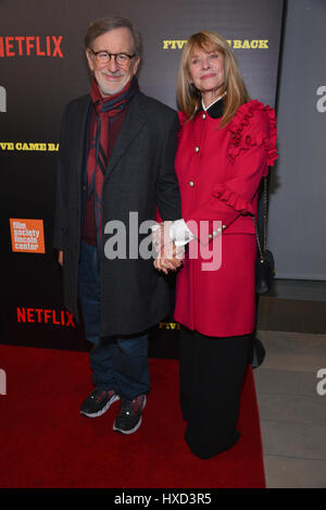 New York, USA. 27. März 2017. Steven Spielberg und Kate Capshaw besuchen Sie die "Fünf Came Back" Welt-Premiere in der Alice Tully Hall im Lincoln Center in New York City am 27. März 2017. Bildnachweis: Erik Pendzich/Alamy Live-Nachrichten Stockfoto