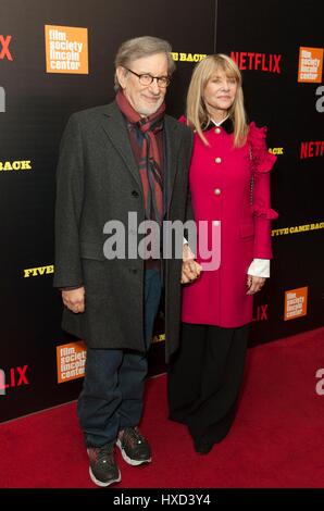 New York, NY, USA. 27. März 2017. Steven Spielberg, Kate Capshaw im Ankunftsbereich für fünf CAME BACK Premiere auf Netflix, Alice Tully Hall im Lincoln Center, New York, NY 27. März 2017. Bildnachweis: Lev Radin/Everett Collection/Alamy Live-Nachrichten Stockfoto