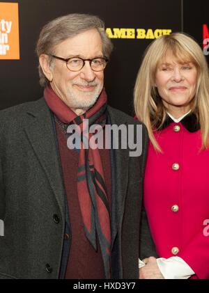 New York, NY, USA. 27. März 2017. Steven Spielberg, Kate Capshaw im Ankunftsbereich für fünf CAME BACK Premiere auf Netflix, Alice Tully Hall im Lincoln Center, New York, NY 27. März 2017. Bildnachweis: Lev Radin/Everett Collection/Alamy Live-Nachrichten Stockfoto