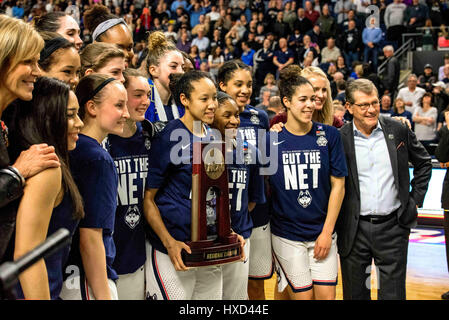 Bridgeport, Connecticut, USA. 27. März 2017. 27. März 2017: Gino Auriemma und die '' Damen '' feiern Überschrift zu ihrer 10. gerade Reise in das final Four in der NCAA Frauen East Regional Final zwischen dem Oregon Ducks und Connecticut Huskies an der Webster Bank Center in Bridgeport, Connecticut. Dan Heary/ESW/CSM/Alamy Live-Nachrichten Stockfoto