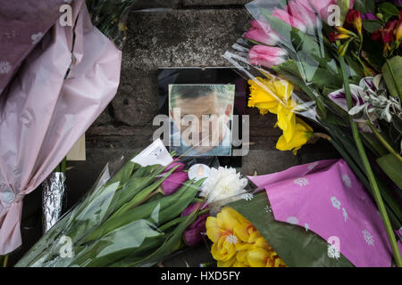 London, UK. 28. März 2017. Floral Tribute in Westminster, die Erinnerung an die Opfer von Terror-Anschlag am 22. März die vier Todesopfern, darunter einen Metropolitan Police Officer. Bildnachweis: Guy Corbishley/Alamy Live-Nachrichten Stockfoto