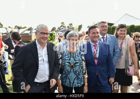 Albert Park, Melbourne, Australien. 26. März 2017. Der Gouverneur von Victoria The Hon. Linda Dessau AM kommt bei der 2017 Australian Formula One Grand Prix im Albert Park in Melbourne, Australien. Sydney Low/Cal Sport Media/Alamy Live-Nachrichten Stockfoto