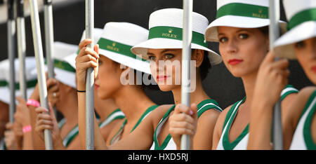 Albert Park, Melbourne, Australien. 26. März 2017. Die Grid Girls posieren für Fotos bei der 2017 Australian Formula One Grand Prix im Albert Park in Melbourne, Australien. Sydney Low/Cal Sport Media/Alamy Live-Nachrichten Stockfoto