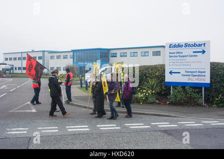 Appleton Thorn, Warrington, UK. 28. März 2017. Umweltaktivisten, besorgt über die Schäden Fracking könnte um die Erde, Luft und Wasser-Versorgung, gezielte LKW-Riesen Eddie Stobarts Hauptsitz heute morgen tun. Stobart-LKW wurden für die umstrittene explorative Shale Gas Fracking Website derzeit im Bau in der Nähe von Blackpool gedenke unkonventionelle Gewinnung Gasgesellschaft Cuadrilla Fracking nach Schiefergas beobachtet. Die Demonstranten erklärte, dass Stobarts verfügt über einen positiven Beitrag zur Gesellschaft und Umwelt. Bildnachweis: Dave Ellison/Alamy Live-Nachrichten Stockfoto