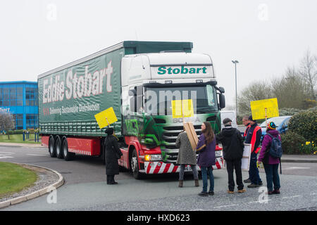 Appleton Thorn, Warrington, UK. 28. März 2017. Umweltaktivisten, besorgt über die Schäden Fracking könnte um die Erde, Luft und Wasser-Versorgung, gezielte LKW-Riesen Eddie Stobarts Hauptsitz heute morgen tun. Stobart-LKW wurden für die umstrittene explorative Shale Gas Fracking Website derzeit im Bau in der Nähe von Blackpool gedenke unkonventionelle Gewinnung Gasgesellschaft Cuadrilla Fracking nach Schiefergas beobachtet. Die Demonstranten erklärte, dass Stobarts verfügt über einen positiven Beitrag zur Gesellschaft und Umwelt. Bildnachweis: Dave Ellison/Alamy Live-Nachrichten Stockfoto