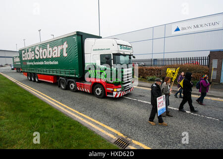 Appleton Thorn, Warrington, UK. 28. März 2017. Umweltaktivisten, besorgt über die Schäden Fracking könnte um die Erde, Luft und Wasser-Versorgung, gezielte LKW-Riesen Eddie Stobarts Hauptsitz heute morgen tun. Stobart-LKW wurden für die umstrittene explorative Shale Gas Fracking Website derzeit im Bau in der Nähe von Blackpool gedenke unkonventionelle Gewinnung Gasgesellschaft Cuadrilla Fracking nach Schiefergas beobachtet. Die Demonstranten erklärte, dass Stobarts verfügt über einen positiven Beitrag zur Gesellschaft und Umwelt. Bildnachweis: Dave Ellison/Alamy Live-Nachrichten Stockfoto