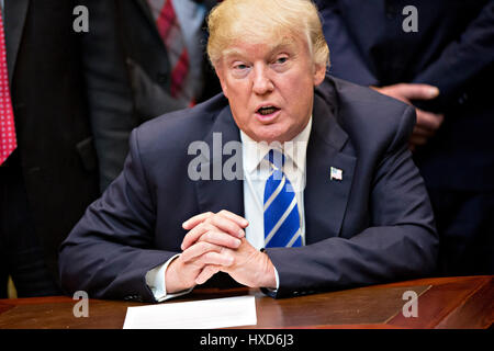 Washington DC, USA. 27. März 2017. Washington, DC, USA. 27. März 2017. US-Präsident Donald Trump spricht bei einer Rechnung Unterzeichnungszeremonie im Roosevelt Room des weißen Hauses in Washington, DC, USA, am Montag, 27. März 2017. Trump unterzeichnet vier Gesetzentwürfe, h.j. Res 37, h.j. Res 44, h.j. Res. 57 und h.j. Res. 58, die Maßnahmen während der ehemalige Präsident Barack Obama Verwaltung zunichte zu machen. Bildnachweis: Dpa picture Alliance/Alamy Live News Stockfoto