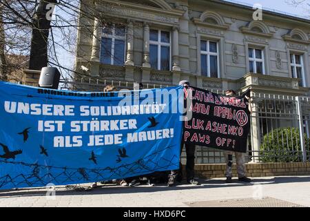 Berlin, Berlin, Deutschland. 28. März 2017. Eine Gruppe von Anarchisten Kundgebung vor der belarussischen Botschaft in Berlin-Treptow gegen die aktuelle politische Situation in Weißrussland. Die Aktivisten wollen ihre Solidarität mit den verhafteten und unterdrückten Menschen in Belarus zu zeigen. Vor kurzem wurden Hunderte von Demonstranten, Journalisten und politische Gegner von ALEKSANDR GRIGORYEVICH Lukaschenko während einer Protestaktion gegen die Regierung in Minsk verhaftet. Bildnachweis: Jan Scheunert/ZUMA Draht/Alamy Live-Nachrichten Stockfoto