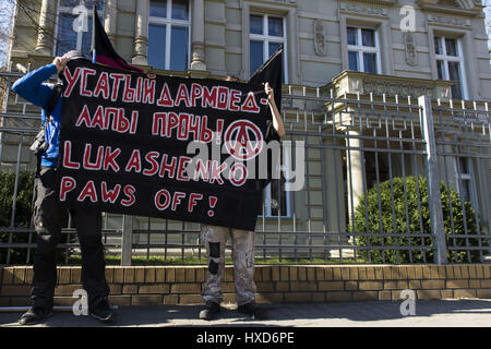 Berlin, Berlin, Deutschland. 28. März 2017. Eine Gruppe von Anarchisten Kundgebung vor der belarussischen Botschaft in Berlin-Treptow gegen die aktuelle politische Situation in Weißrussland. Die Aktivisten wollen ihre Solidarität mit den verhafteten und unterdrückten Menschen in Belarus zu zeigen. Vor kurzem wurden Hunderte von Demonstranten, Journalisten und politische Gegner von ALEKSANDR GRIGORYEVICH Lukaschenko während einer Protestaktion gegen die Regierung in Minsk verhaftet. Bildnachweis: Jan Scheunert/ZUMA Draht/Alamy Live-Nachrichten Stockfoto