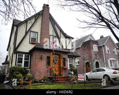 New York, uns. 18. Januar 2017. (DATEI) · Eine Archiv Bild, datiert 18.01.2016 zeigt den Garten eines Hauses, das einst im Besitz US-Präsident Donald Trump Eltern in Queens, New York, USA. Das Haus mit einem Garten, in den 1940er Jahren gebaut wurde, wo seine Eltern lebten, als Donald Trump geboren wurde. Trümpfe in der Hand zog in ein größeres Haus in der gleichen Gegend als Donald Trump vier Jahre alt war. Foto: Johannes Schmitt-Tegge/Dpa/Alamy Live News Stockfoto