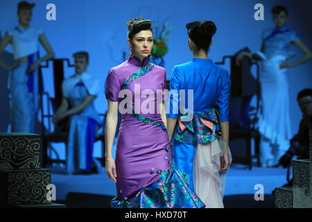 Peking, China. 28. März 2017. Modelle zeigen Kreationen entworfen von Gong Hangyu während der China Fashion Week in Peking, Hauptstadt von China, 28. März 2017. Bildnachweis: Li Mingfang/Xinhua/Alamy Live-Nachrichten Stockfoto