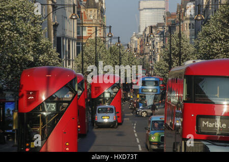 Oxford, UK. 27. März 2017. Blick auf Oxford Straße an einem sonnigen Frühlingstag in London wenn die Verschmutzung-toleranten Calleryana Bäume blühen. Foto: Montag, 27. März 2017. Foto Kredit Kredit lesen sollten: Roger Garfield/Alamy Live News Stockfoto