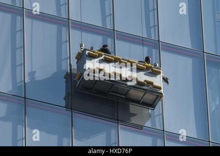 London, UK. 28. März 2017. Fensterputzer Fichte The Shard. : Credit Claire Doherty Alamy/Live News. Stockfoto