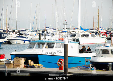 Dorset, UK. 28. März 2017. Großbritannien Wetter. Menschen bekommen ihre Boote bereit für Ostern in Portland Hafen, auf einem hellen, warmen Morni ng Credit: Stuart Fretwell/Alamy Live-Nachrichten Stockfoto