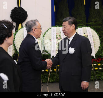 (170328)--Peking, 28. März 2017 (Xinhua)--Chinese President Xi Jinping (R) schüttelt die Hand mit einem Familienmitglied von Wan Guoquan, ehemaliger stellvertretender Vorsitzender des Nationalkomitees der politischen Konsultativkonferenz des chinesischen Volkes während Wan die Beerdigung auf dem Heldenfriedhof revolutionären Friedhof in Peking, Hauptstadt von China, 28. März 2017. Die Einäscherung von Wan Guoquan war Dienstag in Peking statt. Xi Jinping, Zhang Dejiang, Yu Zhengsheng, Liu Yunshan, Wang Qishan, Zhang Gaoli sowie Hu Jintao Beerdigung. (Xinhua/Ju Peng) (Zkr) Stockfoto