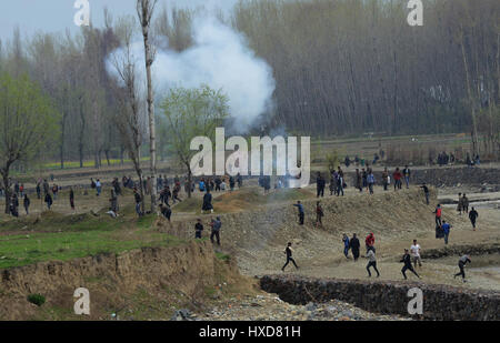 Srinagar, Kaschmir. 28. März 2017. Kashmiri Demonstrant wirft Ziegel am (unsichtbaren) indische Polizei und Armee, während einer Protestaktion nahe dem Aufstellungsort von einem Feuergefecht während einer Schießerei zwischen militanten und indische Soldaten in Durbagh Dorf Chadoora, 15 km von Srinagar. Drei Zivilisten und eine militante getötet und ein indischer Soldat während einer 10-Stunden-lange Schießerei verletzt. Bildnachweis: Sofi Suhail/Alamy Live-Nachrichten Stockfoto