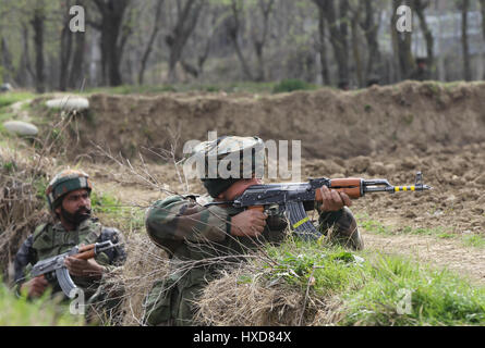 Srinagar, Kaschmir. 28. März 2017. Indische Armee Soldaten nehmen Stellung während einer Schießerei im Dorf Durbugh im Chadoora Budgam Bezirk, ca. 22 km südlich von der Sommerhauptstadt von Kaschmir, Srinagar Stadt 28. März 2017. Mindestens drei Jugendliche wurden getötet und 13 weitere verletzt Dienstag nachdem Demonstranten in der Nähe einer Schießerei in unruhigen Kaschmir Regierungstruppen beschossen, teilte die Polizei mit. Bildnachweis: Javed Dar/Xinhua/Alamy Live-Nachrichten Stockfoto