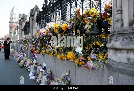 London, UK. 28. März 2017. Florale Hommagen an die Opfer der Angriffe der vergangenen Woche in Westminster sind außerhalb der Houses of Parliament in zentrales London, England am 28. März 2017 gesehen. Bildnachweis: Han Yan/Xinhua/Alamy Live-Nachrichten Stockfoto