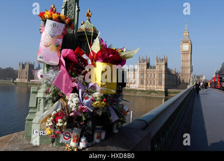 London, UK. 28. März 2017. Florale Hommagen an die Opfer der Angriffe der vergangenen Woche in Westminster werden auf Westminster Bridge in zentrales London, England am 28. März 2017 gesehen. Bildnachweis: Han Yan/Xinhua/Alamy Live-Nachrichten Stockfoto