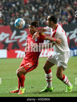 Seoul, Südkorea. 28. März 2017. Südkoreas Hwang Hee Chan (L) wetteifert mit Syriens Almasri Hadi während des FIFA World Cup Asia-Qualifier-Spiels zwischen Südkorea und Syrien im WM-Stadion in Seoul, Südkorea am 28. März 2017. Südkorea mit 1: 0 gewonnen. Bildnachweis: Lee sang-ho/Xinhua/Alamy Live-Nachrichten Stockfoto