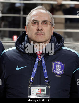 Seoul, Südkorea. 28. März 2017. Südkoreas Trainer Ulrich Stielike ist vor dem FIFA World Cup Asia-Qualifikation-Spiel zwischen Südkorea und Syrien im WM-Stadion in Seoul, Südkorea am 28. März 2017 gesehen. Südkorea mit 1: 0 gewonnen. Bildnachweis: Lee sang-ho/Xinhua/Alamy Live-Nachrichten Stockfoto