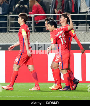 Seoul, Südkorea. 28. März 2017. Südkoreas Hong Jeong-ho (R) feiert nach seinem Tor während des FIFA World Cup Asia-Qualifier-Spiels zwischen Südkorea und Syrien im WM-Stadion in Seoul, Südkorea am 28. März 2017. Südkorea mit 1: 0 gewonnen. Bildnachweis: Lee sang-ho/Xinhua/Alamy Live-Nachrichten Stockfoto