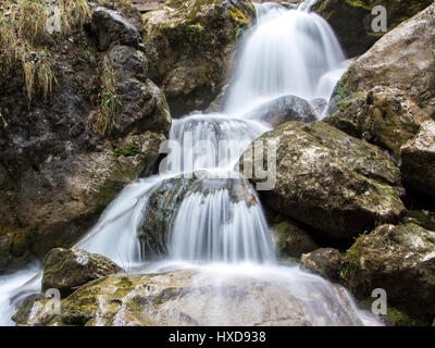 Schöne Wasserfälle in einem Frühling Stockfoto