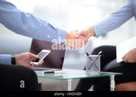 Nahaufnahme der Partnerschaft Handshake Geschäftskonzept. Foto von zwei Geschäftsmann-Handshake-Prozess Stockfoto