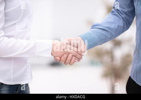 Nahaufnahme der Partnerschaft Handshake Geschäftskonzept. Foto von zwei Geschäftsmann-Handshake-Prozess Stockfoto