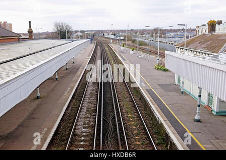 Leere Eisenbahnstrecke in Hove Railway Station Brighton und Hove Sussex UK Stockfoto