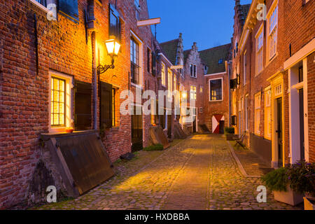 Die historische Gasse des Kuiperspoort in Middelburg, Niederlande in der Nacht. Stockfoto