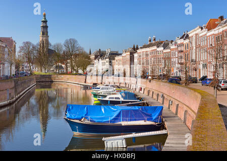 Die Stadt Middelburg mit der Lange Jan Kirche Turm in den Niederlanden an einem hellen, sonnigen Tag. Stockfoto