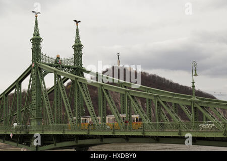 Ansicht der Freiheitsbrücke mit Straßenbahn Kreuzung in Budapest Ungarn Stockfoto