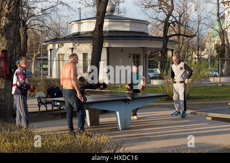 einheimischen spielen Tischtennis im Stadtpark in Budapest Ungarn Stockfoto