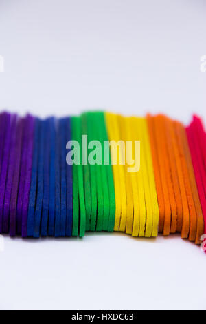bunte Popsicle sticks Eis auf weißem Hintergrund Stockfoto
