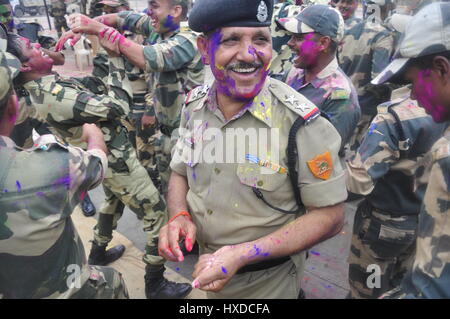 Holi zwischen Grenzwächterinnen und Grenzwächter von Indien und Bangladesch - 03.12.2017 - Indien / Tripura / Agartala - BSF (Border Security Force of India) und BGB (Grenzwachtkorps Bangladesh) ist Holi zu spielen und den Austausch von Lieblinge im internationalen Rahmen, Indo-Bangla-Grenze in Agartala, Hauptstadt des nordöstlichen Bundesstaates Tripura.                                                                      Holi ist eine hinduistische Frühlingsfest in Indien und Nepal, auch bekannt als das "fest der Farben" oder das "Festival der Liebe". Das Festival steht für den Sieg des guten über das Böse,-Abhisek Saha / Le Pictorium Stockfoto