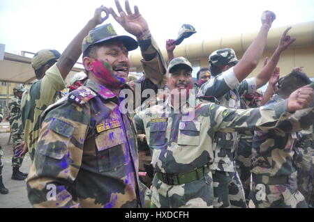 Holi zwischen Grenzwächterinnen und Grenzwächter von Indien und Bangladesch - 03.12.2017 - Indien / Tripura / Agartala - BSF (Border Security Force of India) und BGB (Grenzwachtkorps Bangladesh) ist Holi zu spielen und den Austausch von Lieblinge im internationalen Rahmen, Indo-Bangla-Grenze in Agartala, Hauptstadt des nordöstlichen Bundesstaates Tripura.                                                                      Holi ist eine hinduistische Frühlingsfest in Indien und Nepal, auch bekannt als das "fest der Farben" oder das "Festival der Liebe". Das Festival steht für den Sieg des guten über das Böse,-Abhisek Saha / Le Pictorium Stockfoto