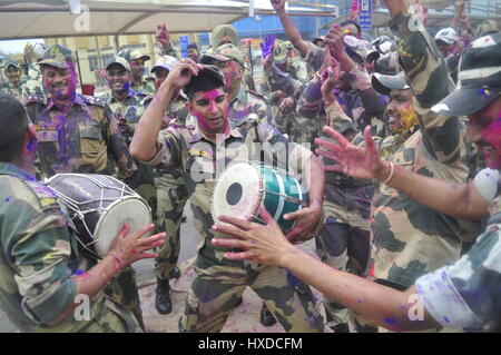 Holi zwischen Grenzwächterinnen und Grenzwächter von Indien und Bangladesch - 03.12.2017 - Indien / Tripura / Agartala - BSF (Border Security Force of India) und BGB (Grenzwachtkorps Bangladesh) ist Holi zu spielen und den Austausch von Lieblinge im internationalen Rahmen, Indo-Bangla-Grenze in Agartala, Hauptstadt des nordöstlichen Bundesstaates Tripura.                                                                      Holi ist eine hinduistische Frühlingsfest in Indien und Nepal, auch bekannt als das "fest der Farben" oder das "Festival der Liebe". Das Festival steht für den Sieg des guten über das Böse,-Abhisek Saha / Le Pictorium Stockfoto