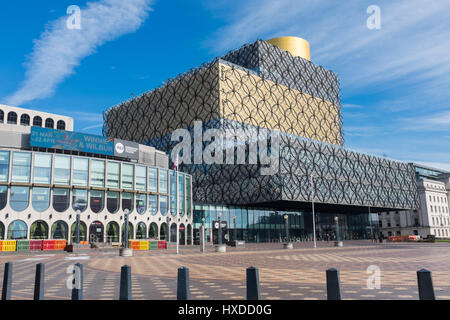 Mischung aus alten und neuen Gebäuden in Centenary Square, Birmingham, einschließlich der Library of Birmingham und Hall of Memory Stockfoto