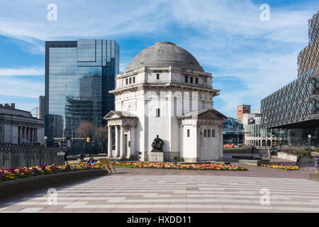 Mischung aus alten und neuen Gebäuden in Centenary Square, Birmingham, einschließlich der Library of Birmingham und Hall of Memory Stockfoto