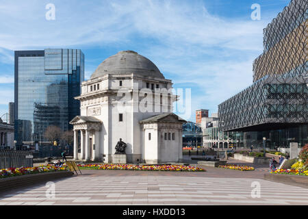 Mischung aus alten und neuen Gebäuden in Centenary Square, Birmingham, einschließlich der Library of Birmingham und Hall of Memory Stockfoto