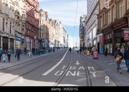 Straßenbahnlinien auf der neuen Straßenbahn-Netz in der Corporation Street im Stadtzentrum von Birmingham Stockfoto