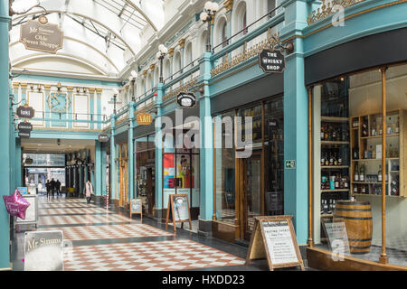 Läden in der Great Western Arcade, einem viktorianischen Einkaufspassage in Birmingham Stockfoto