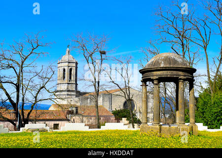 eine Ansicht von Girona in Spanien, gesehen von oben, Hervorhebung den Glockenturm der Kathedrale Stockfoto